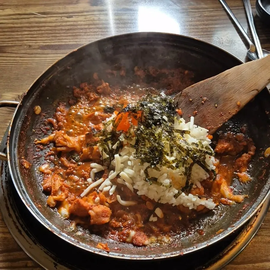 치즈와 날치알이 반반 섞인 볶음밥