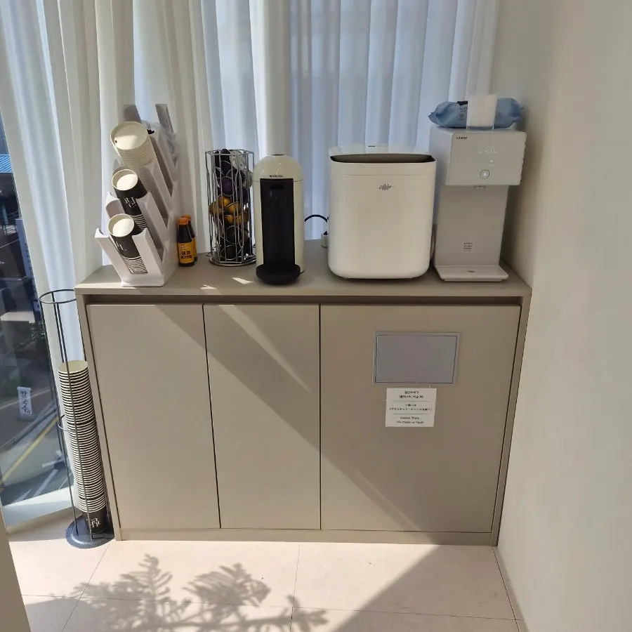 Counter unified in white tones