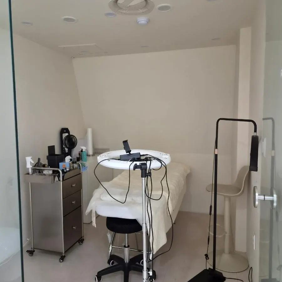 Treatment room with beds for the lash lift
