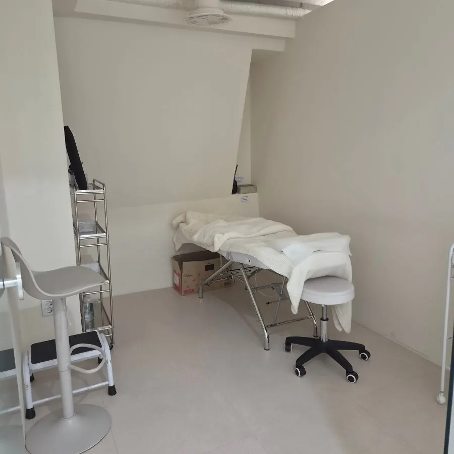 Hygienically maintained area around the treatment bed