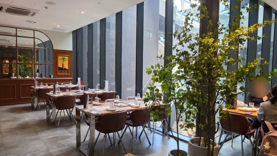 寬敞的 Mano di Chef Gangnam 店內