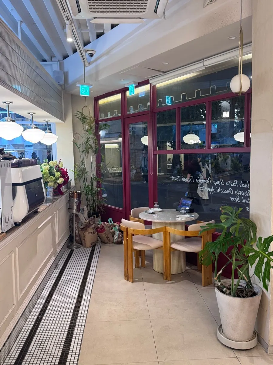 Entrance of The Mignon Seoul with a European restaurant feel
