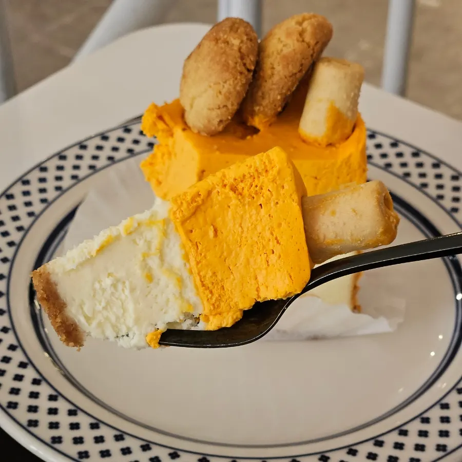 Cross-section of hwang cheese cake showing the cookie base