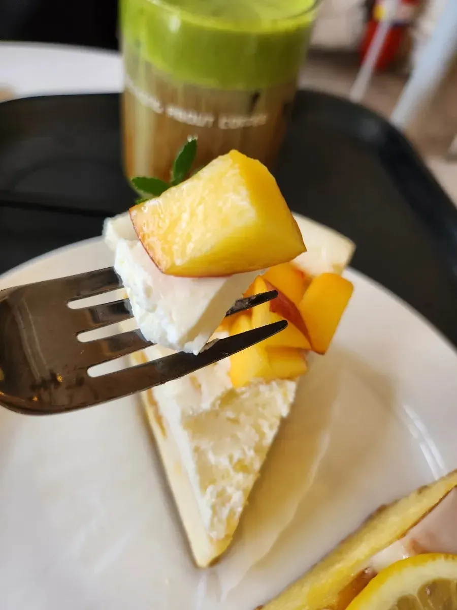 복숭아 토핑이 올라간 복숭아치즈케이크