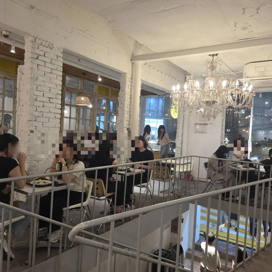 Building of Something About Coffee on a Gangnam-daero side street