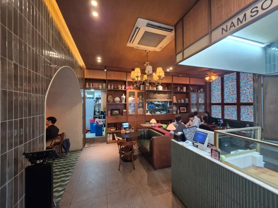 1st floor interior seating at Namsogwan U Yuk Dosakmyeon