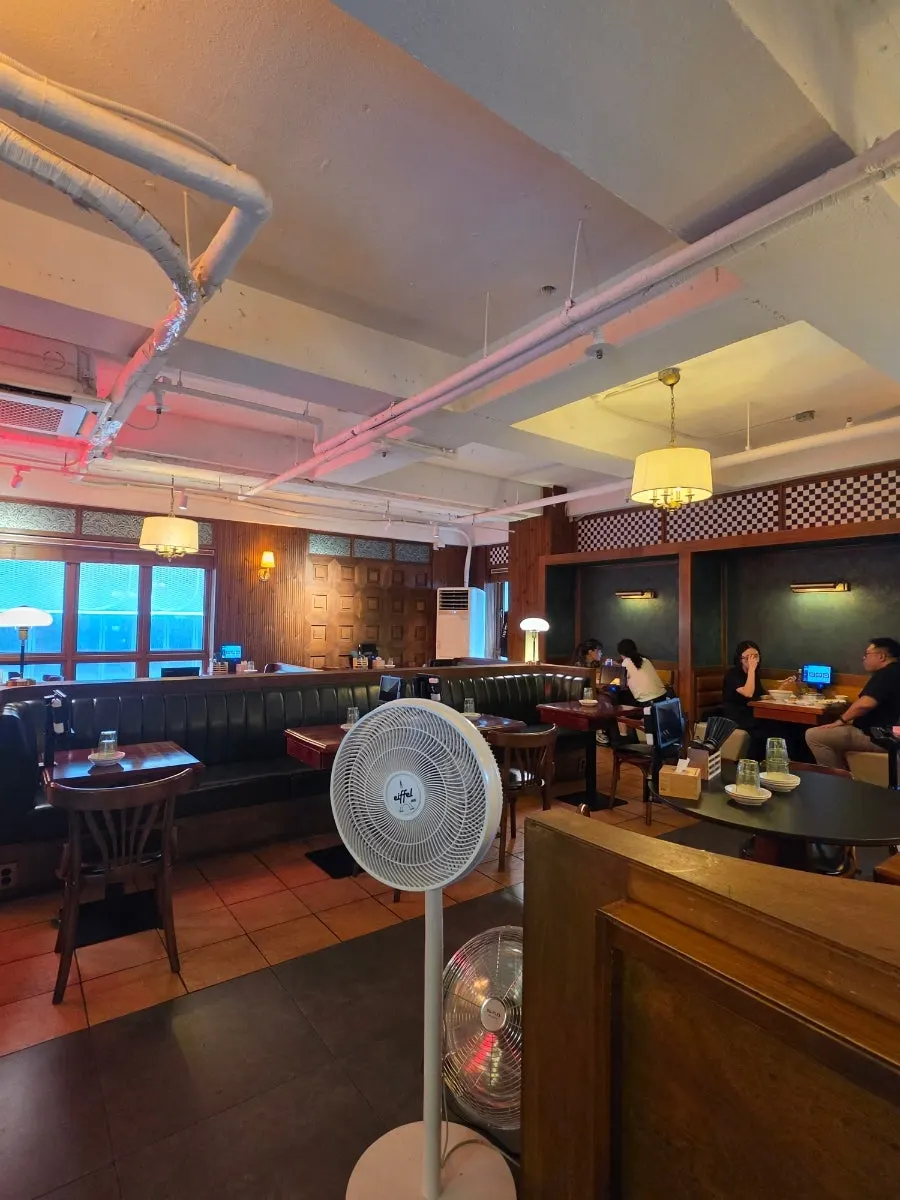 2–3 person table seating on the 1st floor