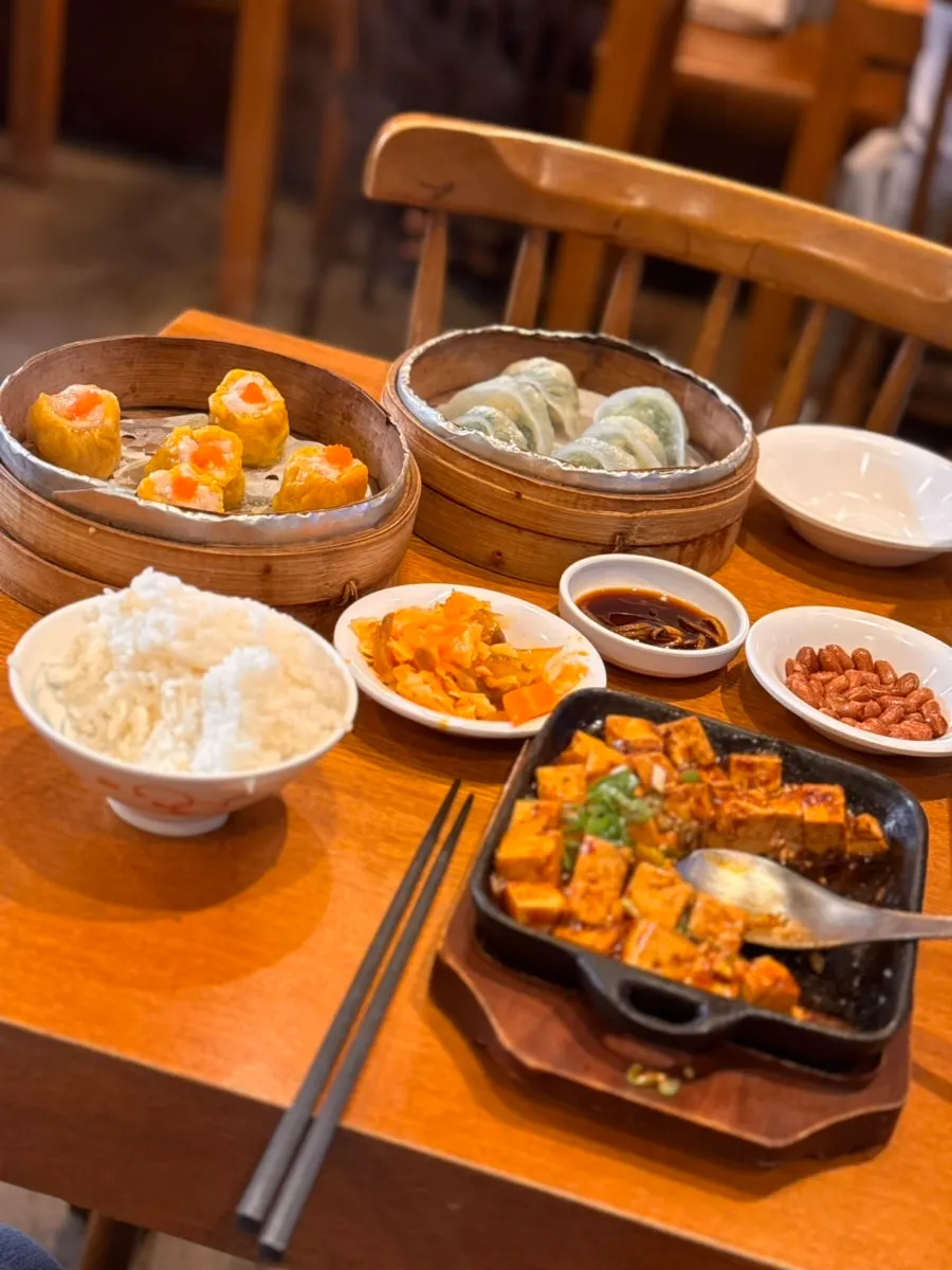 혼밥석과 단체석이 있는 신복면관 내부