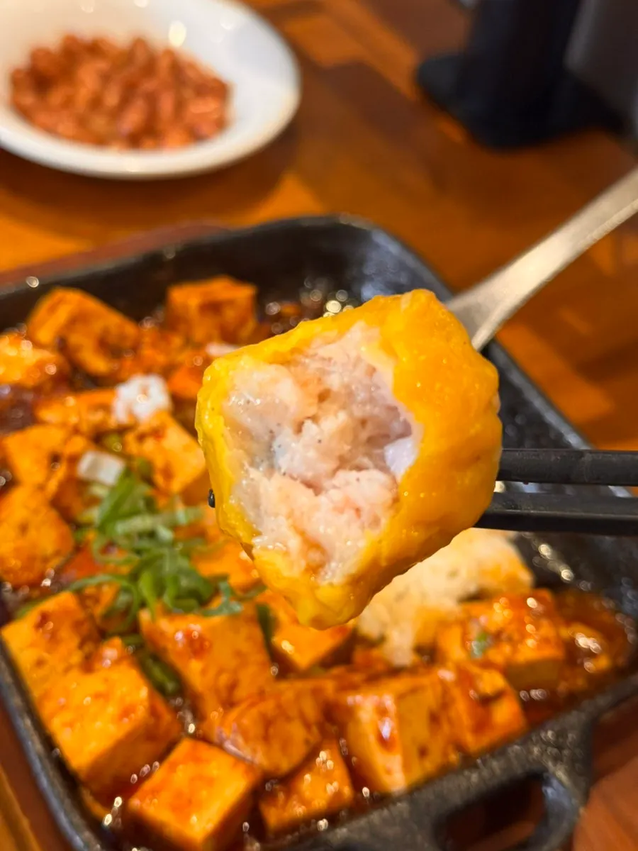 부드러운 두부가 담긴 마라두부