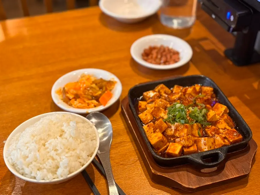 밥과 함께 먹는 마라두부 상차림