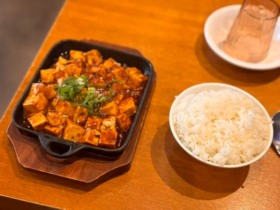 마라두부 소스를 올린 밥