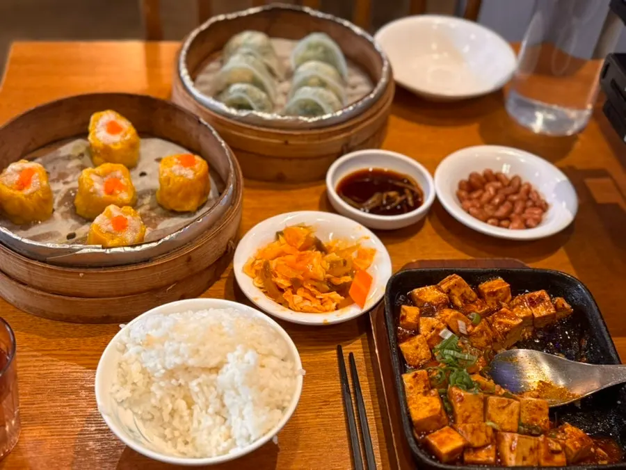 마라두부를 떠먹는 모습