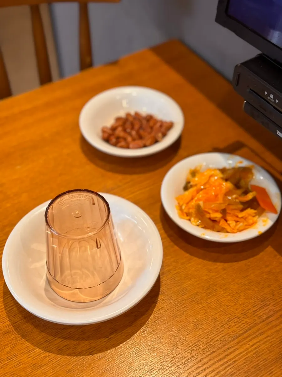 딤섬과 요리를 함께 차린 점심 상