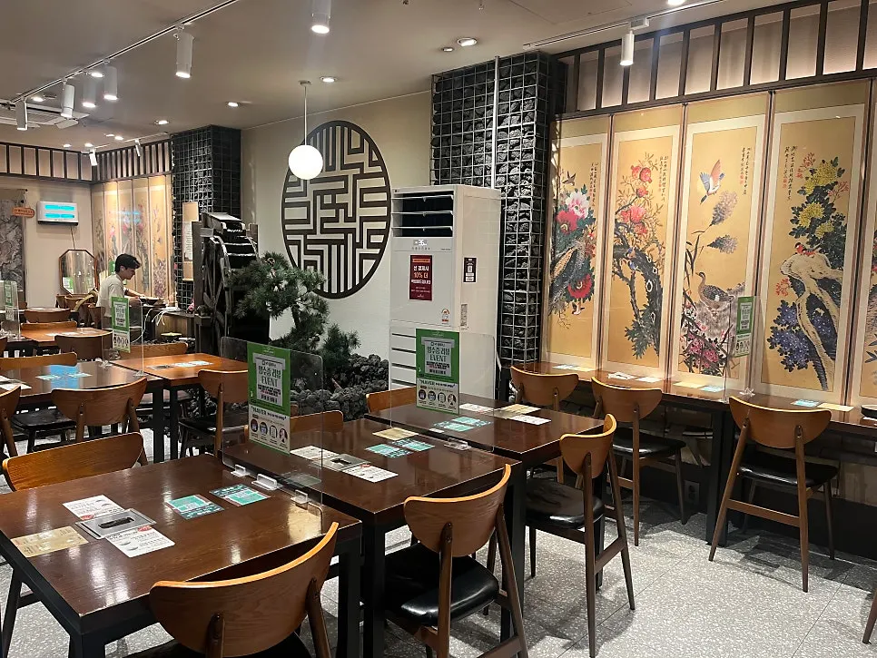 Restaurant interior with Asian-painting folding screen decor