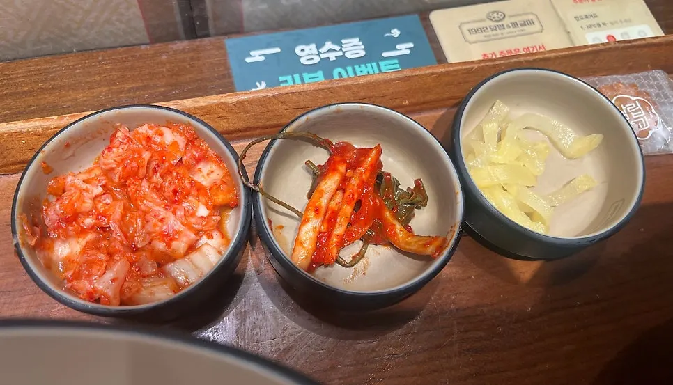 Basic side dishes served with the jjageuli