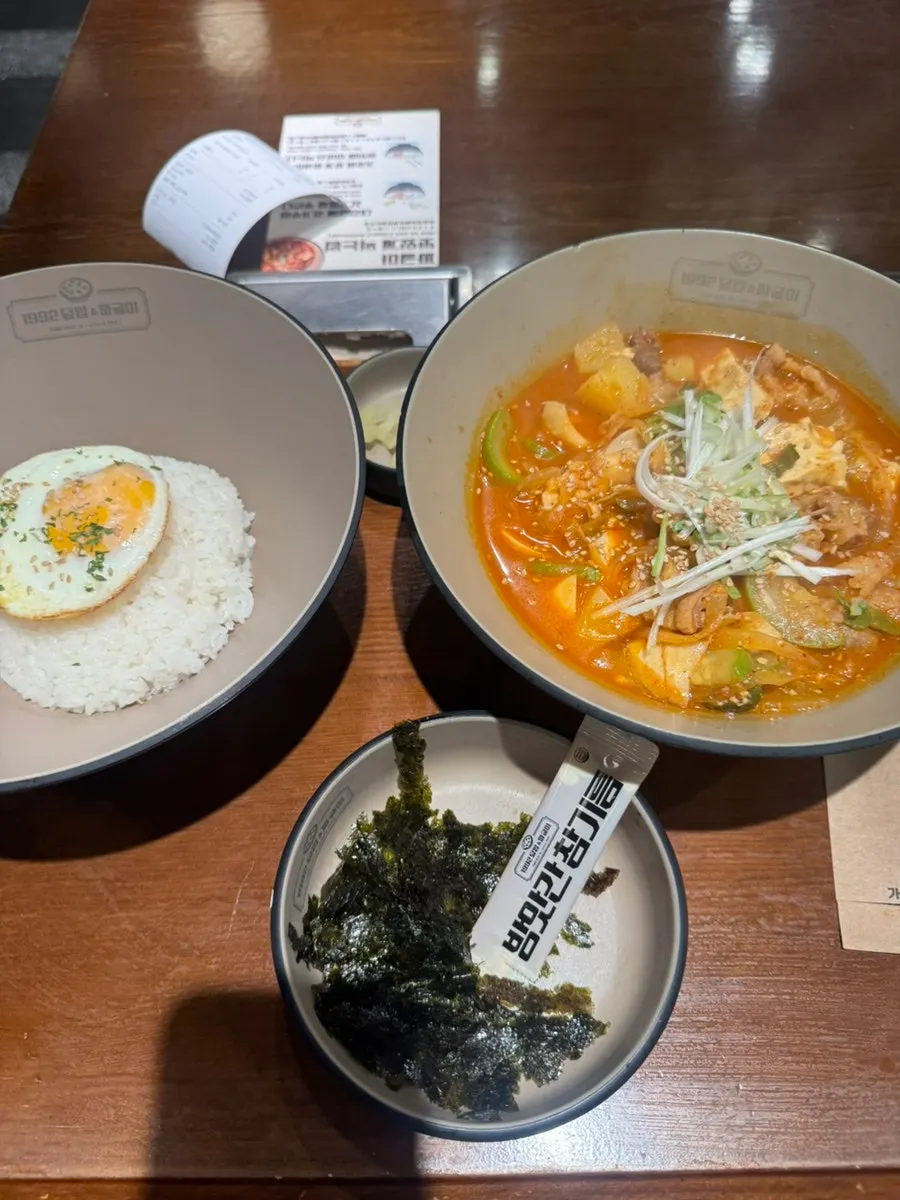 테이블에 나온 된장짜글이 한 상