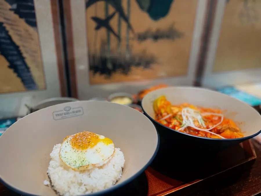 테이블에 차려진 듬뿍짜글이 한 상