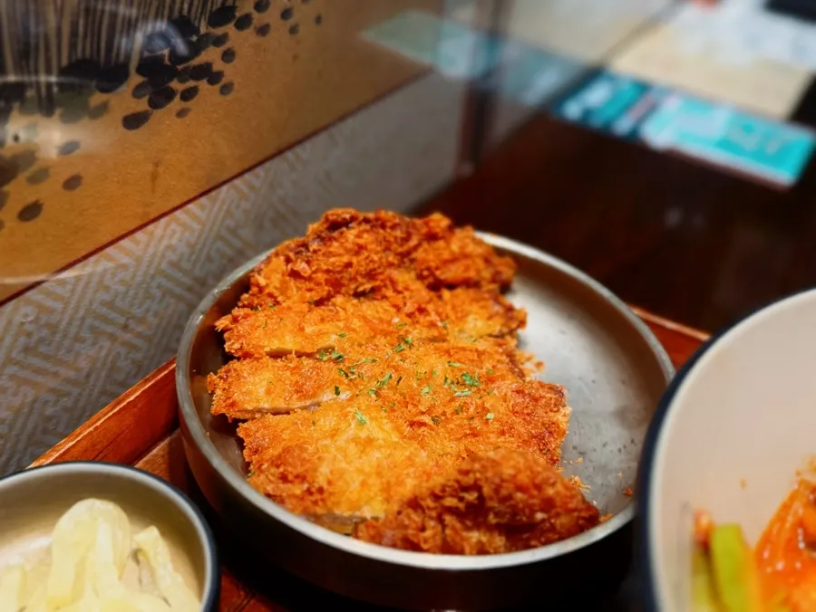 김에 밥과 짜글이를 싸 먹는 모습