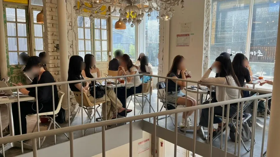 만석인 카페 내부 좌석