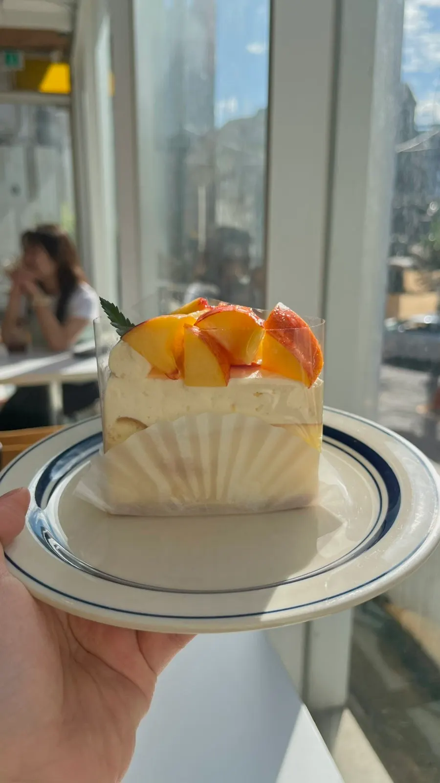 깔끔한 커피와 디저트 구성