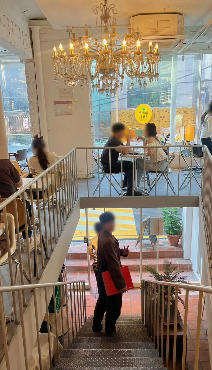 음료와 디저트를 즐긴 테이블