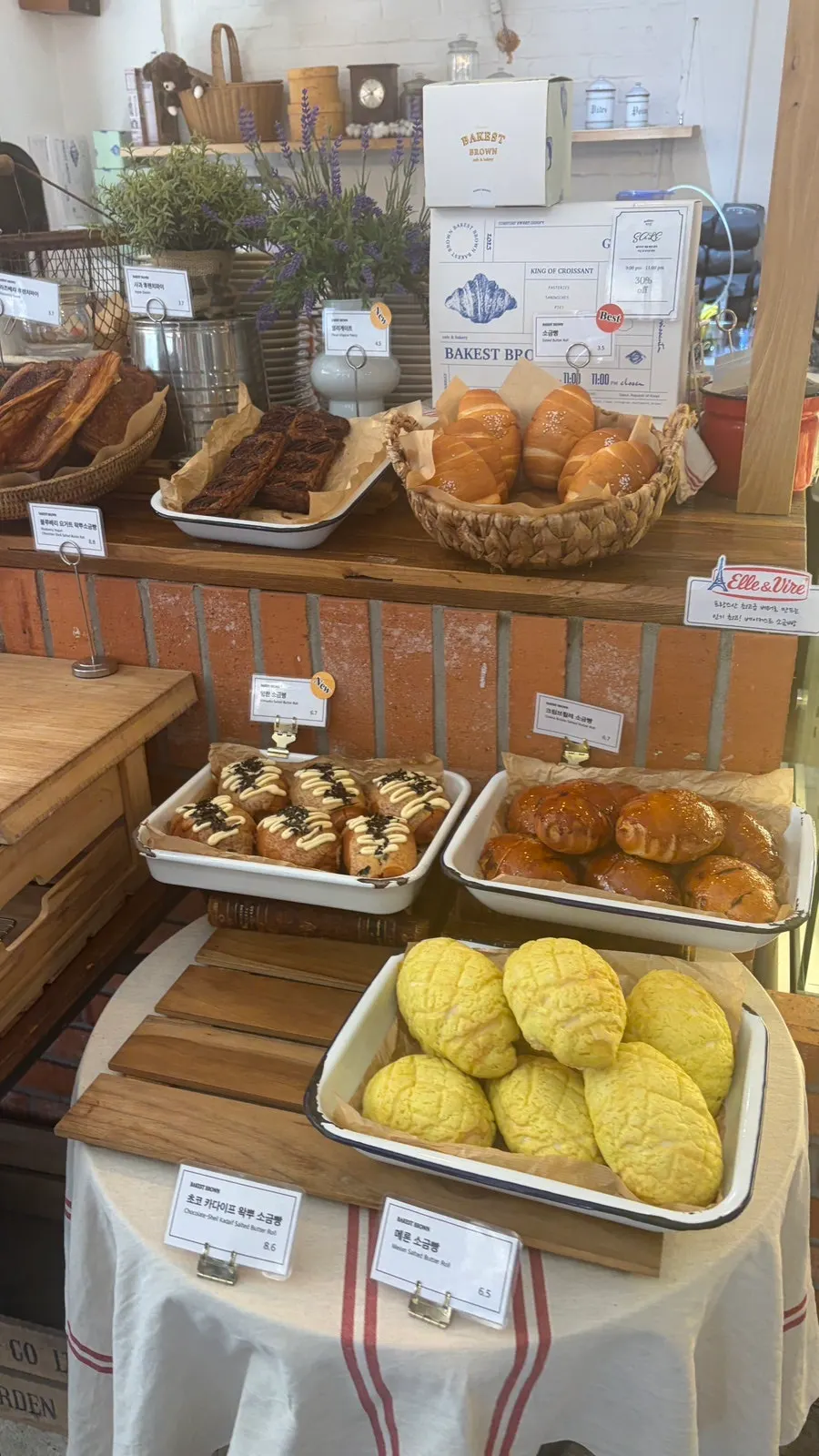 Pajangan beragam salt bread