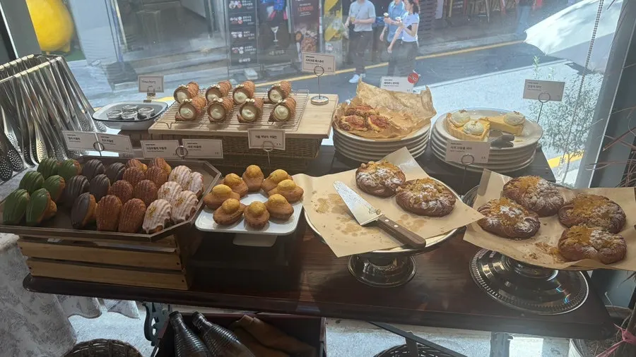Rak pajangan salt bread unik yang beragam