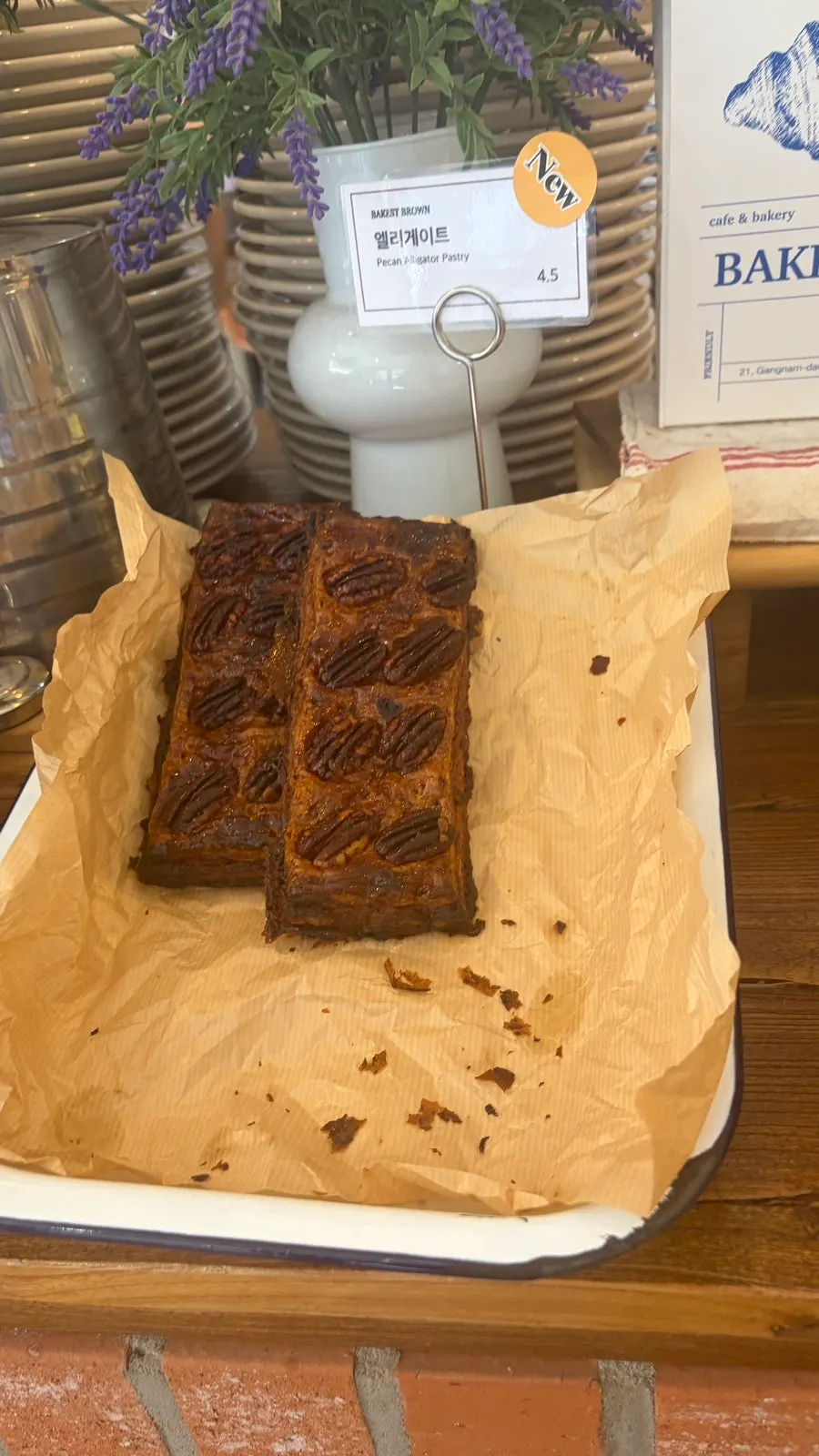 Susunan pesanan roti dan minuman