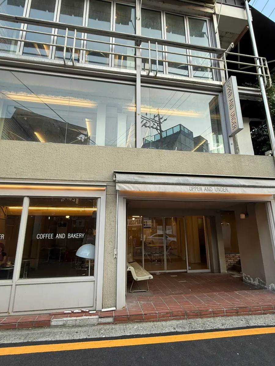 Café location between Gangnam Station and Sinnonhyeon Station