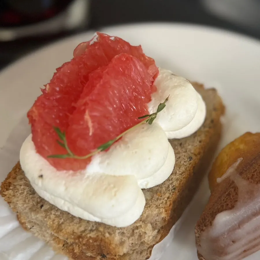 Grapefruit cake served with an Einspänner