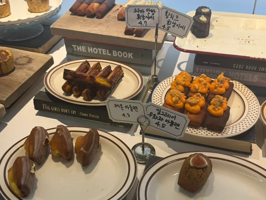 Café dessert display case