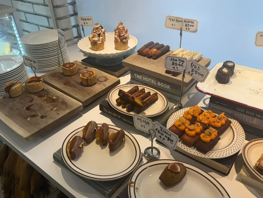 Display case for choosing drinks and desserts