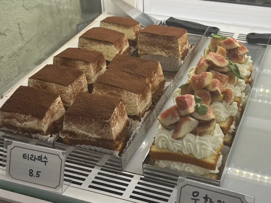 Dessert display case for enjoying with coffee