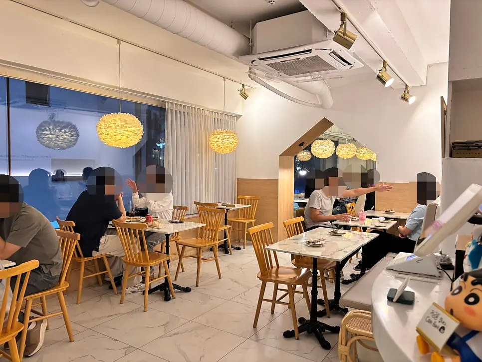 Interior of Eulji Darak Gangnam Station with many tables
