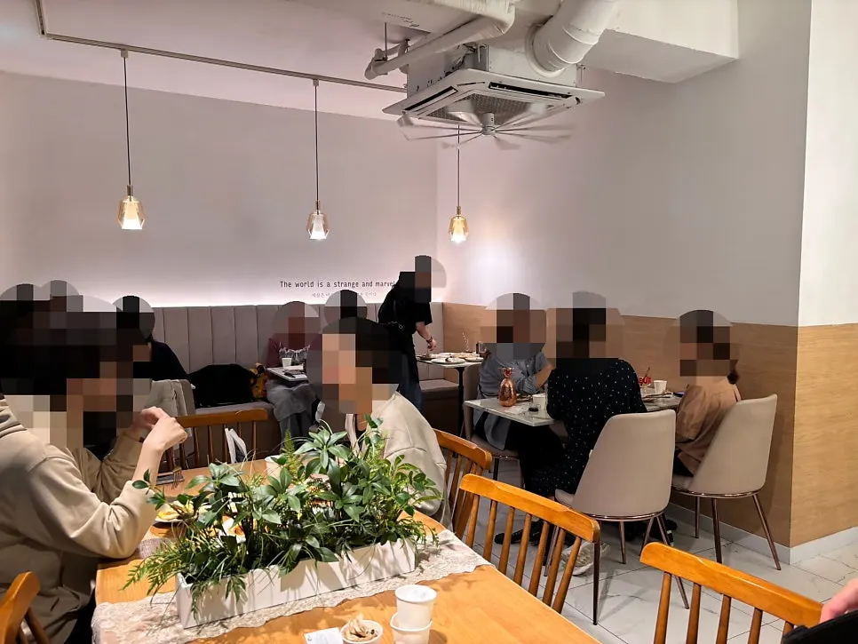 Eulji Darak dining room filled with dating couples