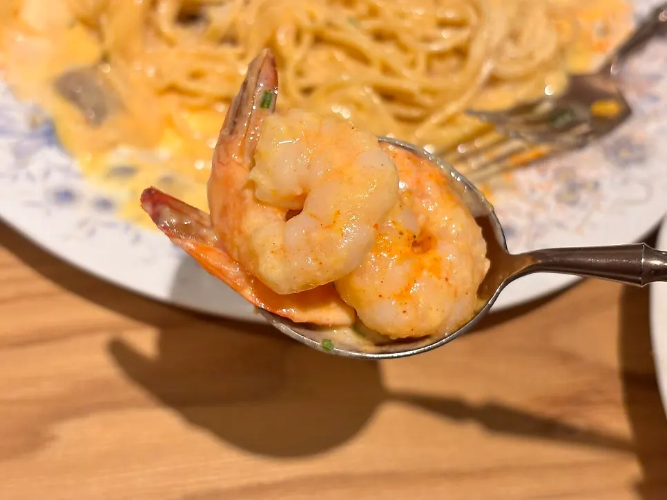 Spicy cream pasta topped with plump shrimp