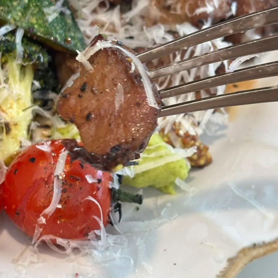 Chopped steak with grilled vegetables