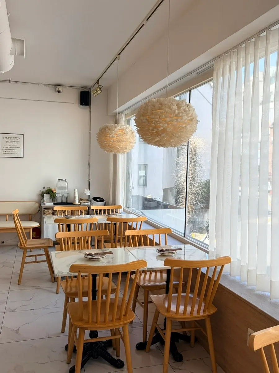 Cute, atmospheric space at Eulji Darak Gangnam Station