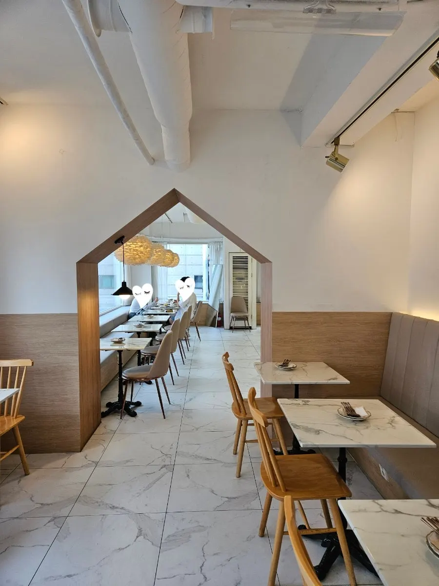 Clean interior of Eulji Darak Gangnam