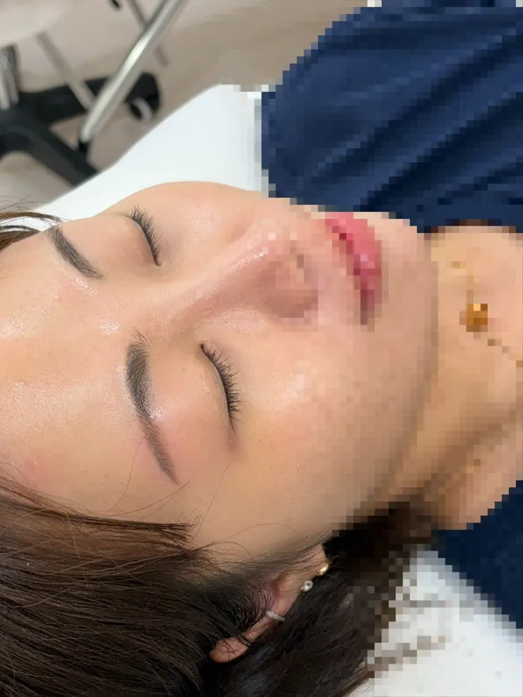 Vertical photo of the before-and-after lash lift process