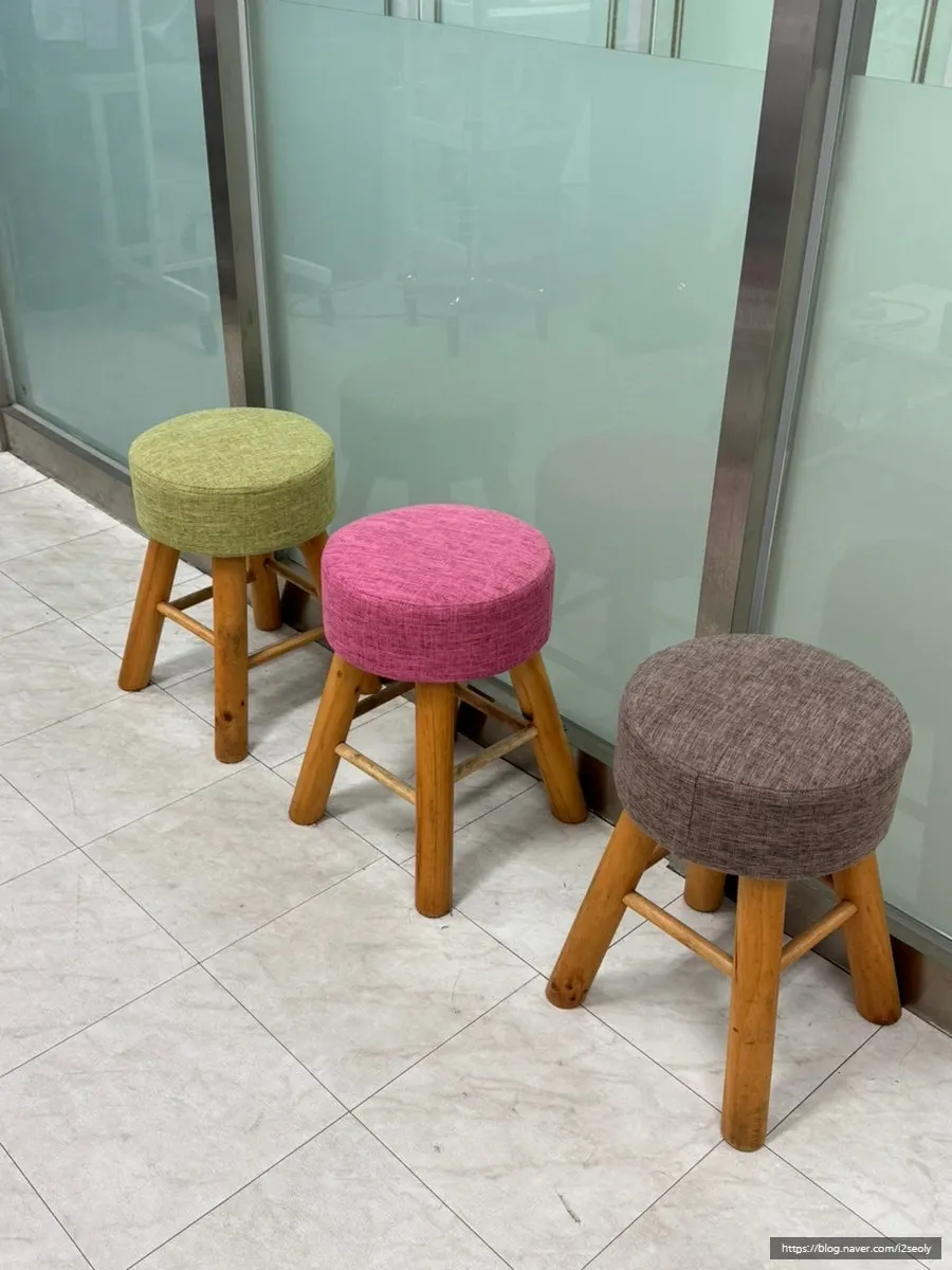 Seating and small decor in the waiting area