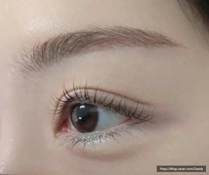 Side view of the C-curl lashes