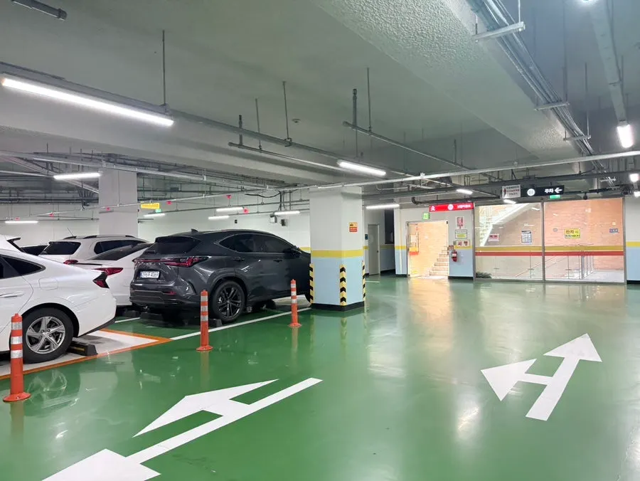 店铺附近宽敞干净的公营停车场