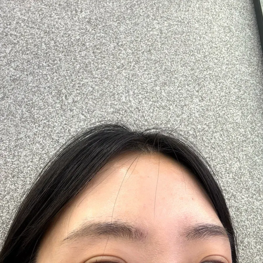 왁싱 전 잔털이 올라온 눈썹 상태