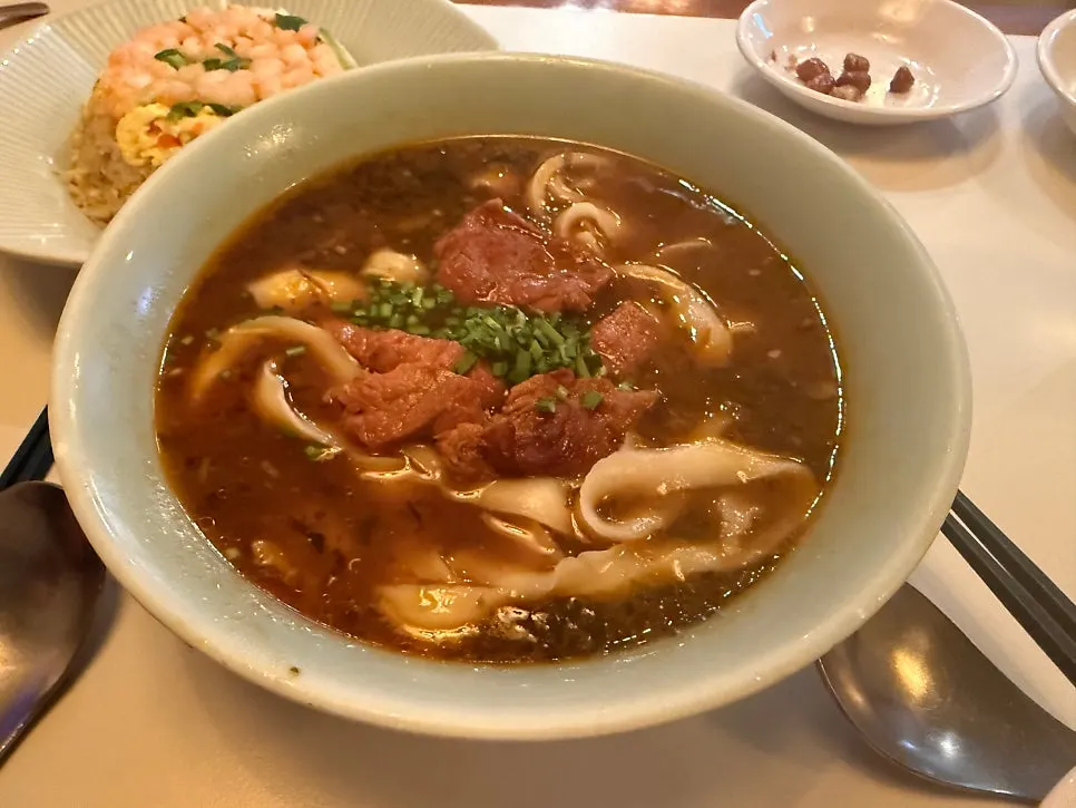 넓고 도톰한 면이 담긴 우육도삭면 한 그릇