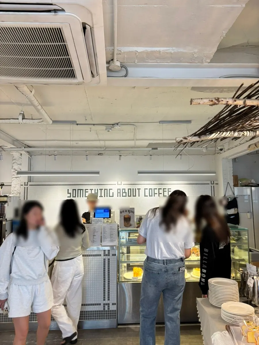 북적이는 카페 카운터 주변 공간