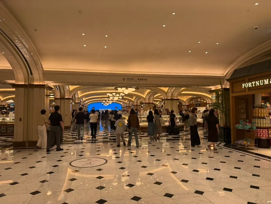 Direction to the Shinsegae Department Store entrance in front of ABC Mart