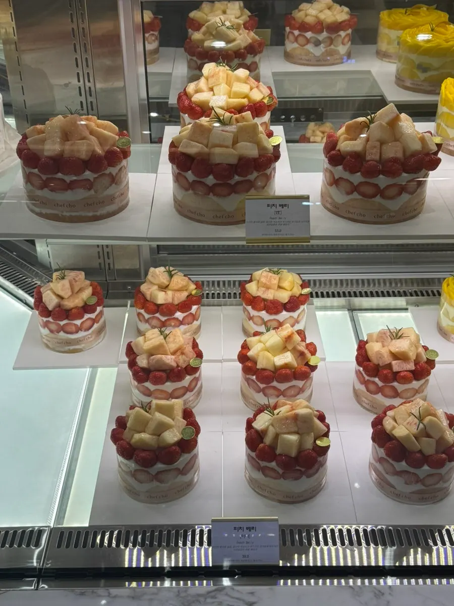 Chef Cho whole cake display