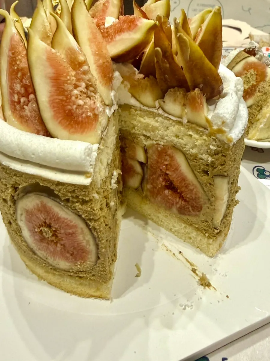 Cake cross-section filled with figs