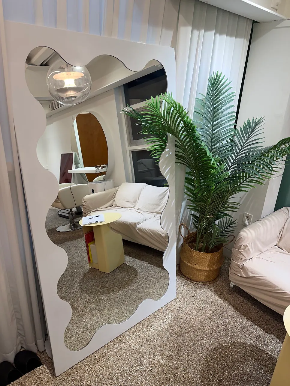 Waiting area with a woody atmosphere